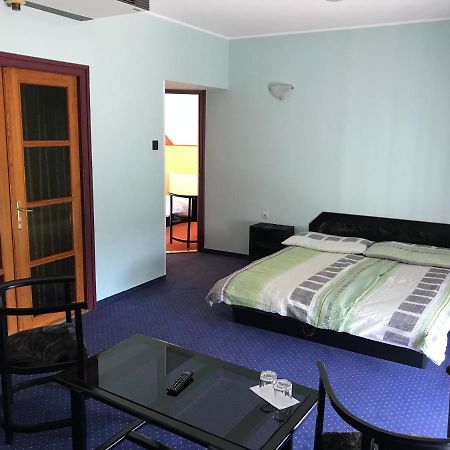 Koroes Hotel Kiskoros Buitenkant foto