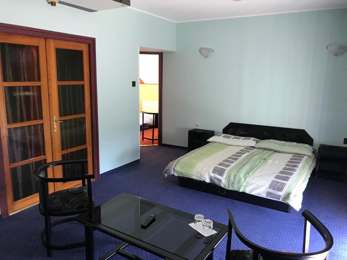 Koroes Hotel Kiskoros Buitenkant foto